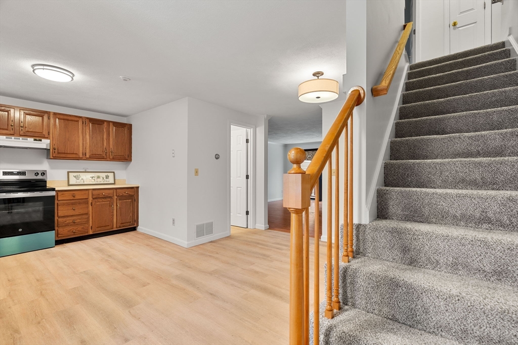 2 bed, 1 bath apartment for rent at 10 Carriage Ct Unit 10, Merrimac — photo 4 of 20