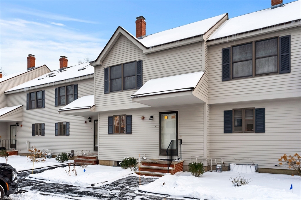 2 bed, 1 bath apartment for rent at 10 Carriage Ct Unit 10, Merrimac — photo 1 of 20