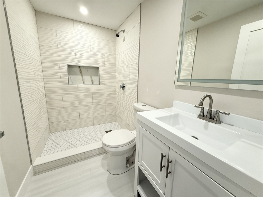 4 bed, 3 bath apartment for rent at 10 Cawfield St Unit 1, Dorchester — photo 11 of 14