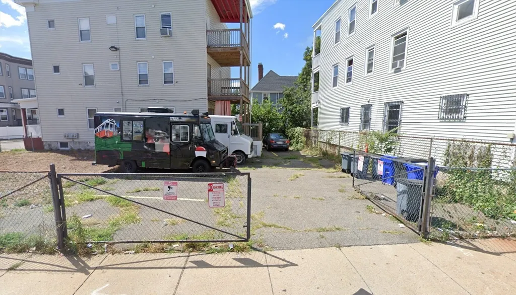 Studio bed apartment for rent at 10 Cawfield Unit Parking, Dorchester — photo 1 of 2