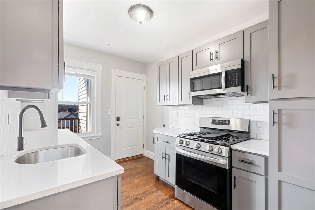 3 bed, 1 bath apartment for rent at 10 Centre Ave Unit 5, Dorchester — photo 2 of 24