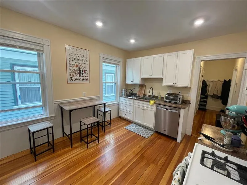 3 bed, 1 bath apartment for rent at 10 Chandler St Unit 2a, Tufts — photo 3 of 16