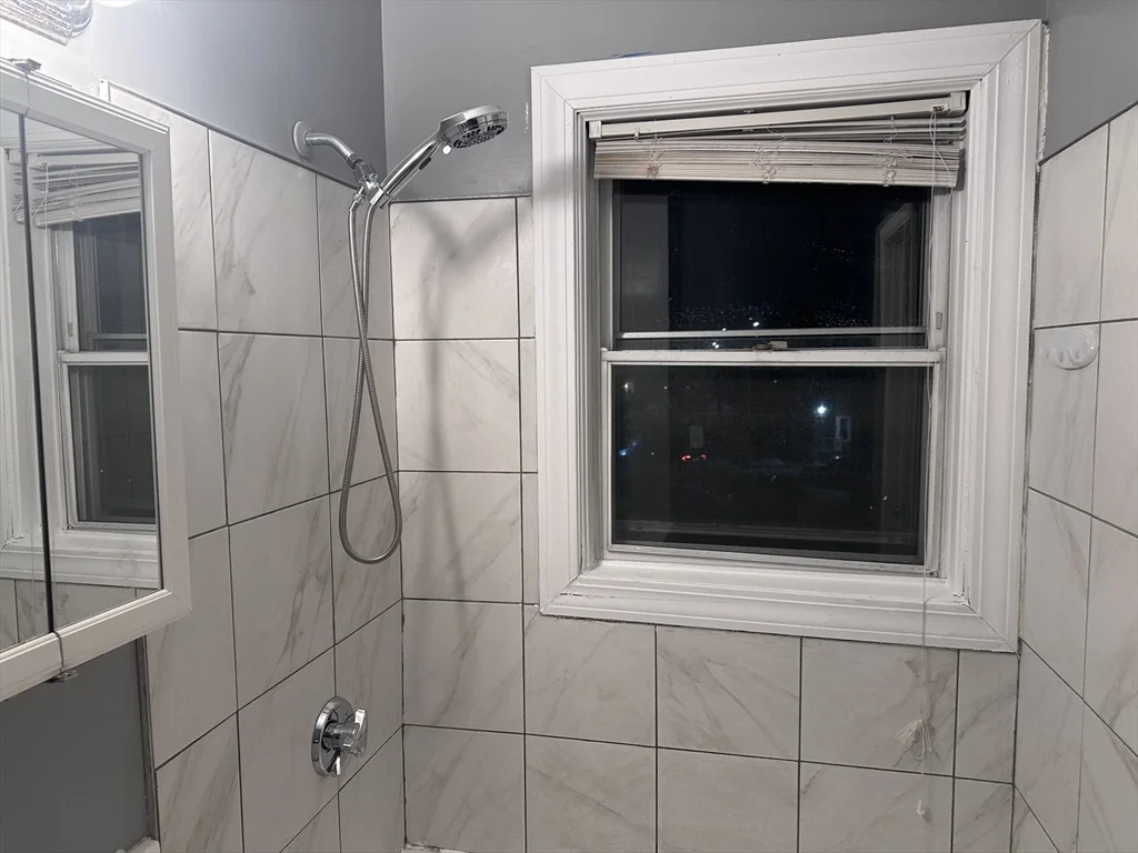 2 bed, 1 bath apartment for rent at 10 Choate Unit 2, Fall River — photo 6 of 10