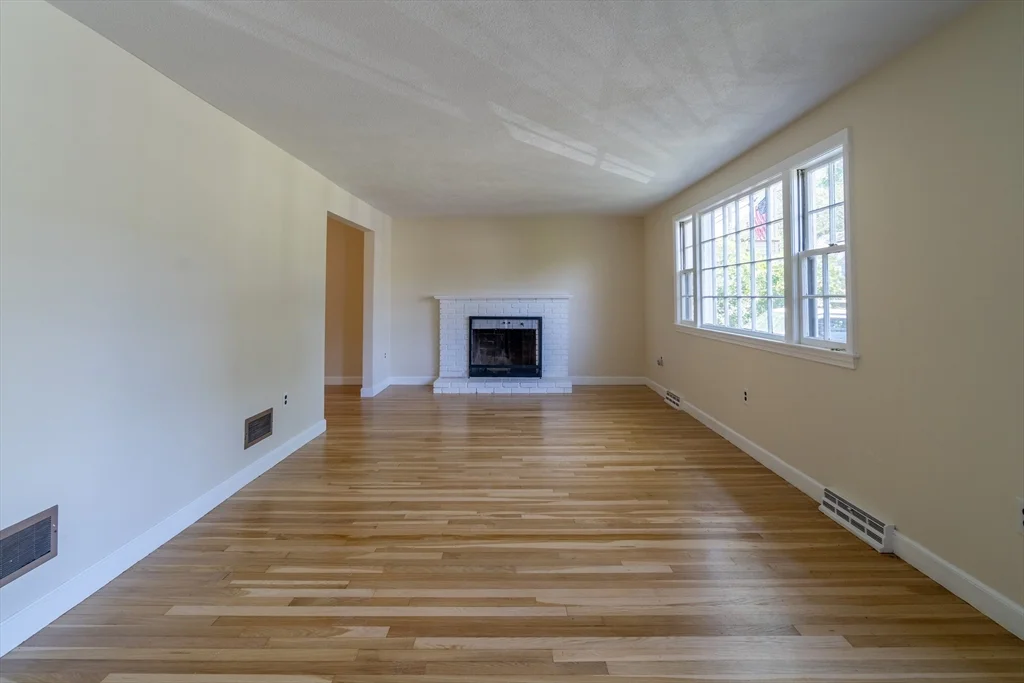4 bed, 2 bath apartment for rent at 10 Colburn St, Waltham — photo 3 of 26