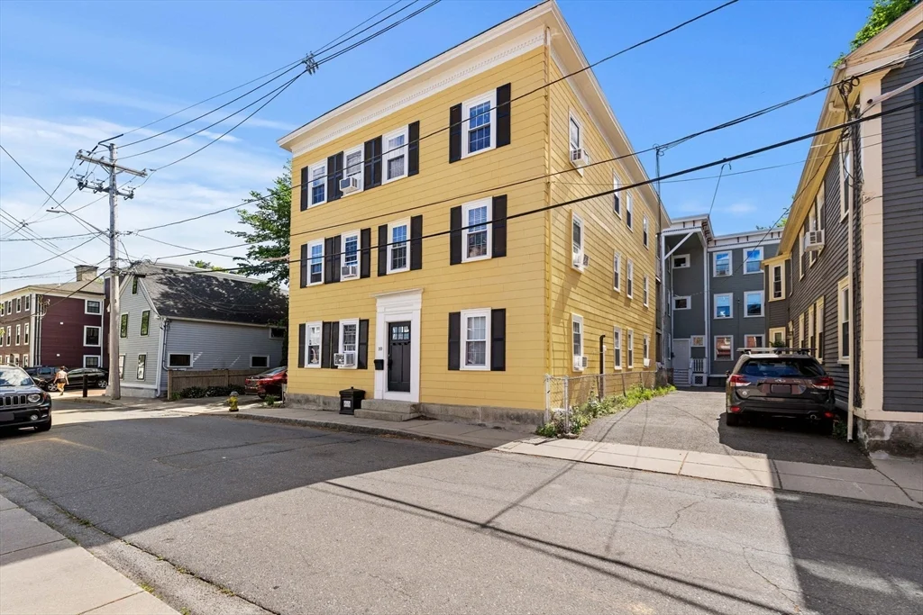 3 bed, 1 bath apartment for rent at 10 Daniels St Unit 2, Salem — photo 3 of 25