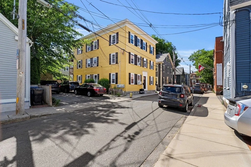 3 bed, 1 bath apartment for rent at 10 Daniels St Unit 2, Salem — photo 2 of 25