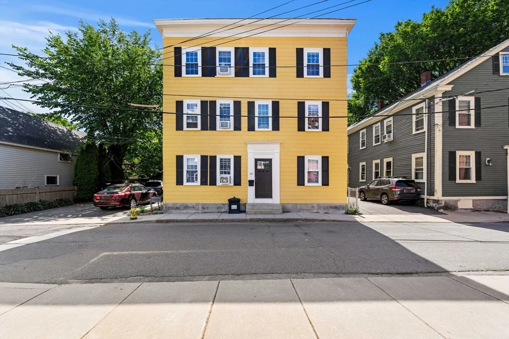 3 bed, 1 bath apartment for rent at 10 Daniels St Unit 2, Salem — photo 1 of 25