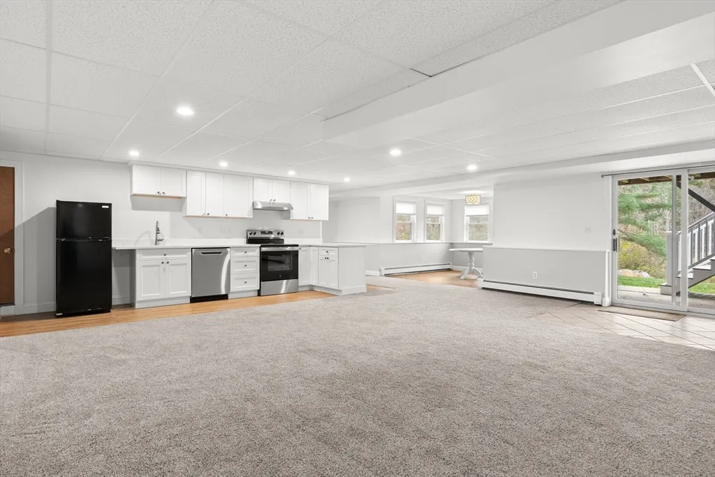 1 bed, 1 bath apartment for rent at 10 Deer Hill Farm Rd Unit A, Essex — photo 1 of 18