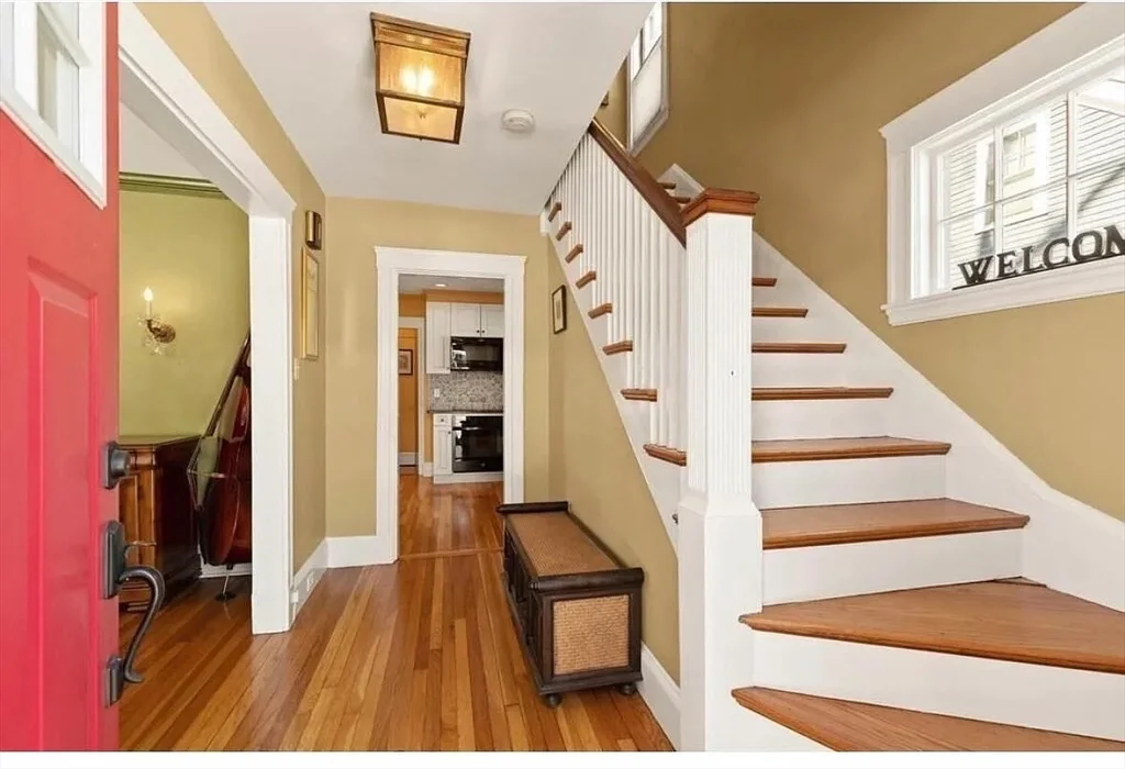 3 bed, 1 bath apartment for rent at 10 Dexter Rd, Lexington — photo 2 of 10