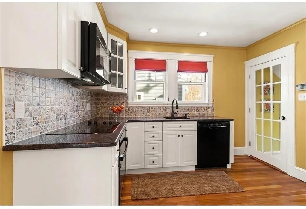3 bed, 1 bath apartment for rent at 10 Dexter Rd, Lexington — photo 3 of 10