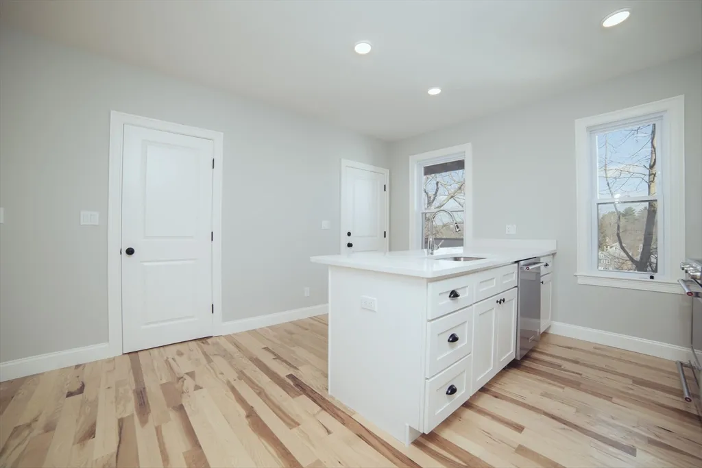 3 bed, 1.5 bath apartment for rent at 10 Duffley Ct Unit 3, Chestnut Hill — photo 4 of 33