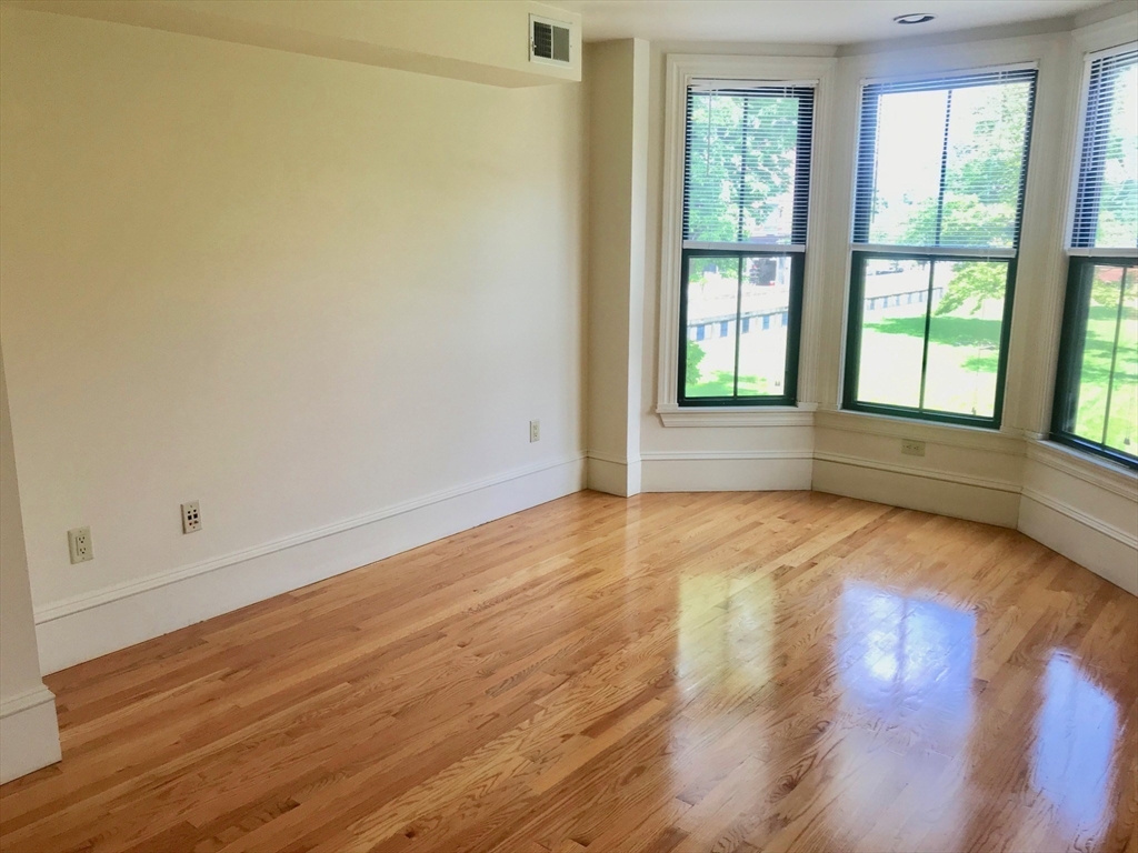 4 bed, 4+ bath apartment for rent at 10 East Concord, South End — photo 4 of 10