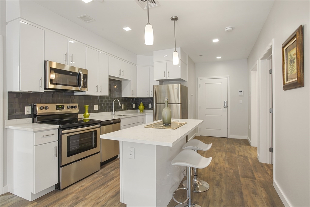 3 bed, 2 bath apartment for rent at 10 Essex St Unit 301, Central Square — photo 2 of 11