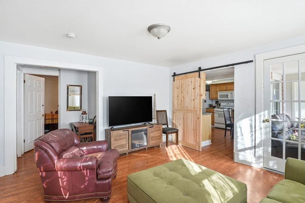 3 bed, 1 bath apartment for rent at 10 Franklin St Unit 1, West Medway — photo 2 of 34