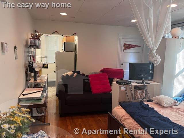 Studio bed, 1 bath apartment for rent at 10 Garrison Ave Unit 2, Teele Square — photo 3 of 12