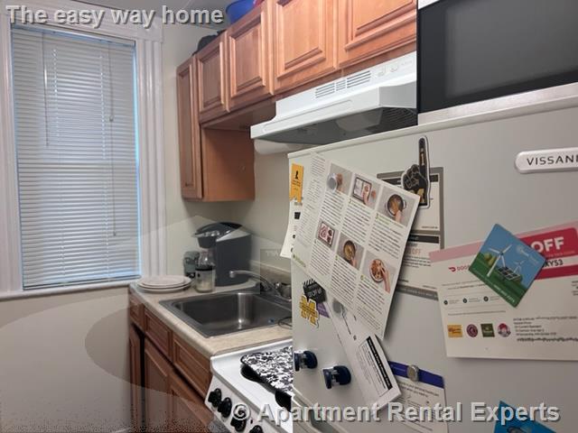 Studio bed, 1 bath apartment for rent at 10 Garrison Ave Unit 2, Teele Square — photo 6 of 12
