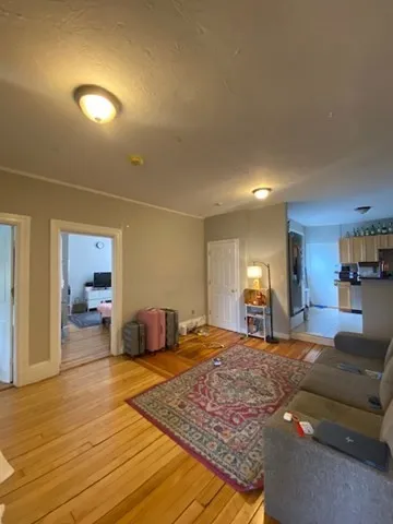 5 bed, 1 bath apartment for rent at 10 Glenville Ave Unit 3, Allston — photo 3 of 11