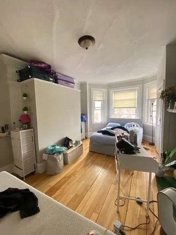 5 bed, 1 bath apartment for rent at 10 Glenville Ave Unit 3, Allston — photo 6 of 11