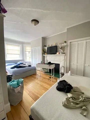 5 bed, 1 bath apartment for rent at 10 Glenville Ave Unit 3, Allston — photo 5 of 11