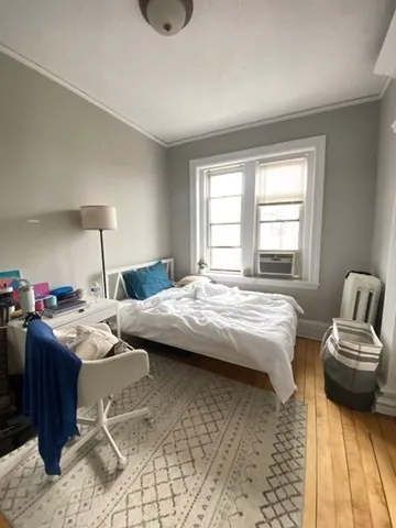 5 bed, 1 bath apartment for rent at 10 Glenville Ave Unit 3, Allston — photo 4 of 11