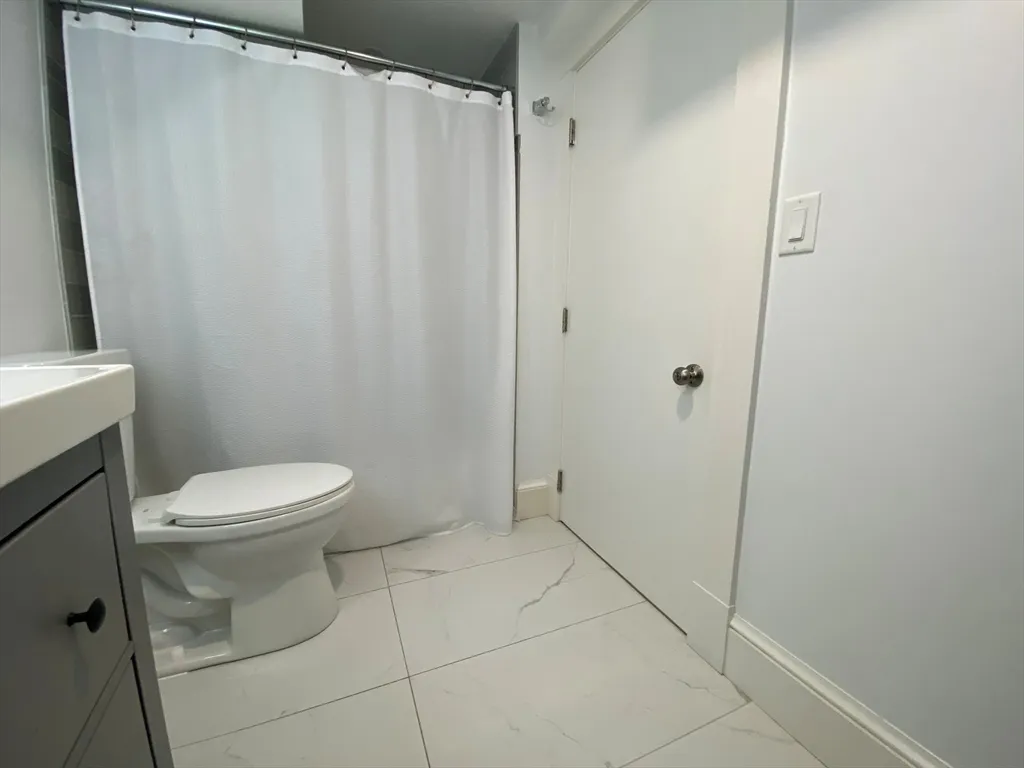 1 bed, 1 bath apartment for rent at 10 Gloucester Ave Unit B, Gloucester — photo 12 of 13
