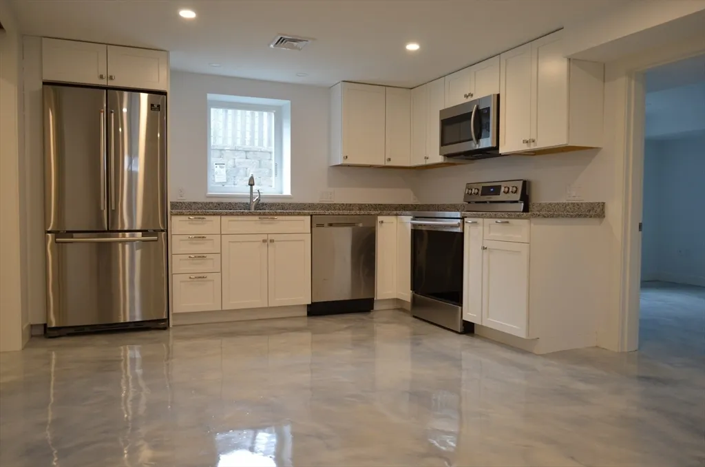 1 bed, 1 bath apartment for rent at 10 Gloucester Ave Unit B, Gloucester — photo 5 of 13