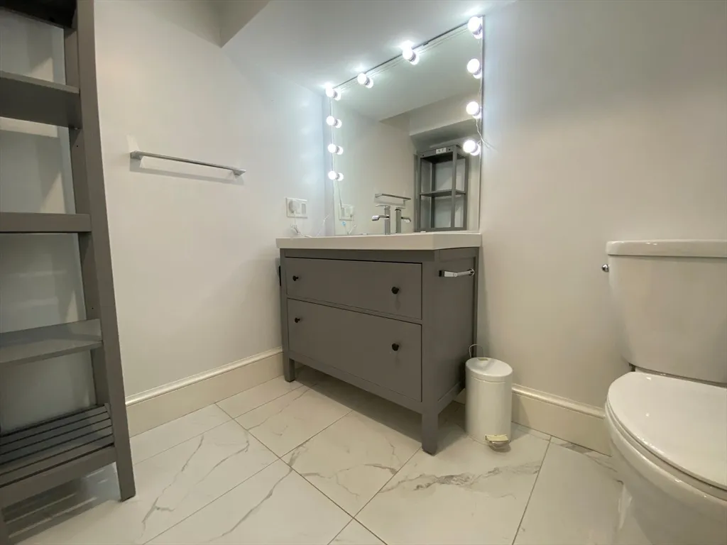 1 bed, 1 bath apartment for rent at 10 Gloucester Ave Unit B, Gloucester — photo 11 of 13
