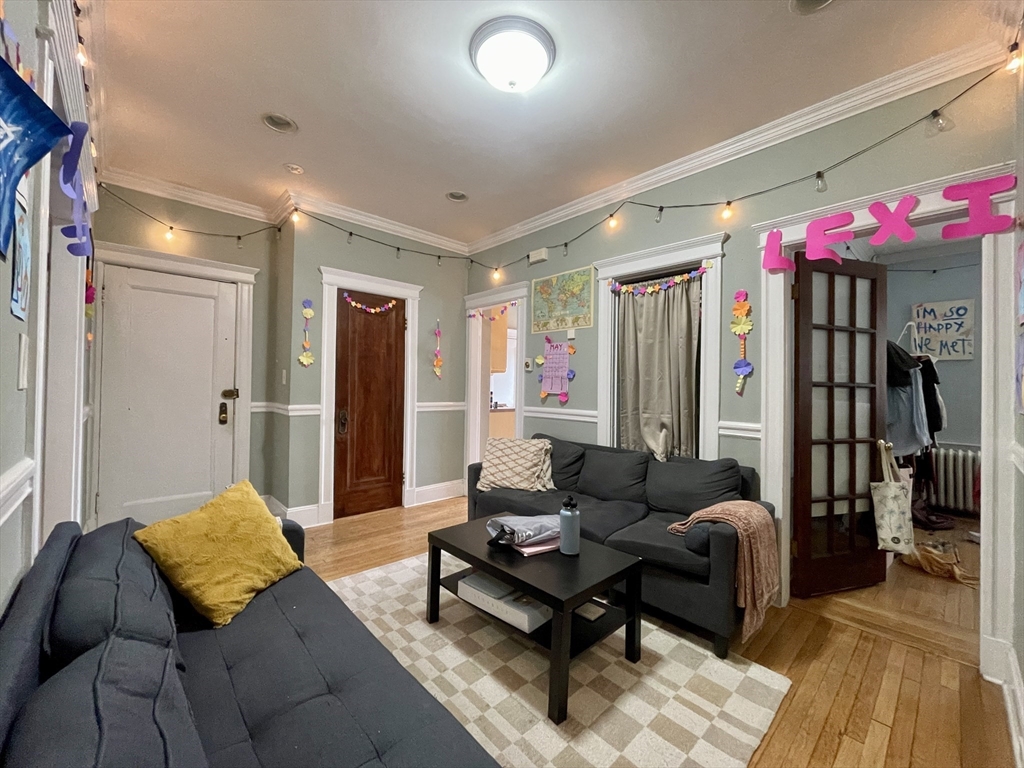 4 bed, 1 bath apartment for rent at 10 Greenway Ct Unit 3, Coolidge Corner — photo 1 of 8