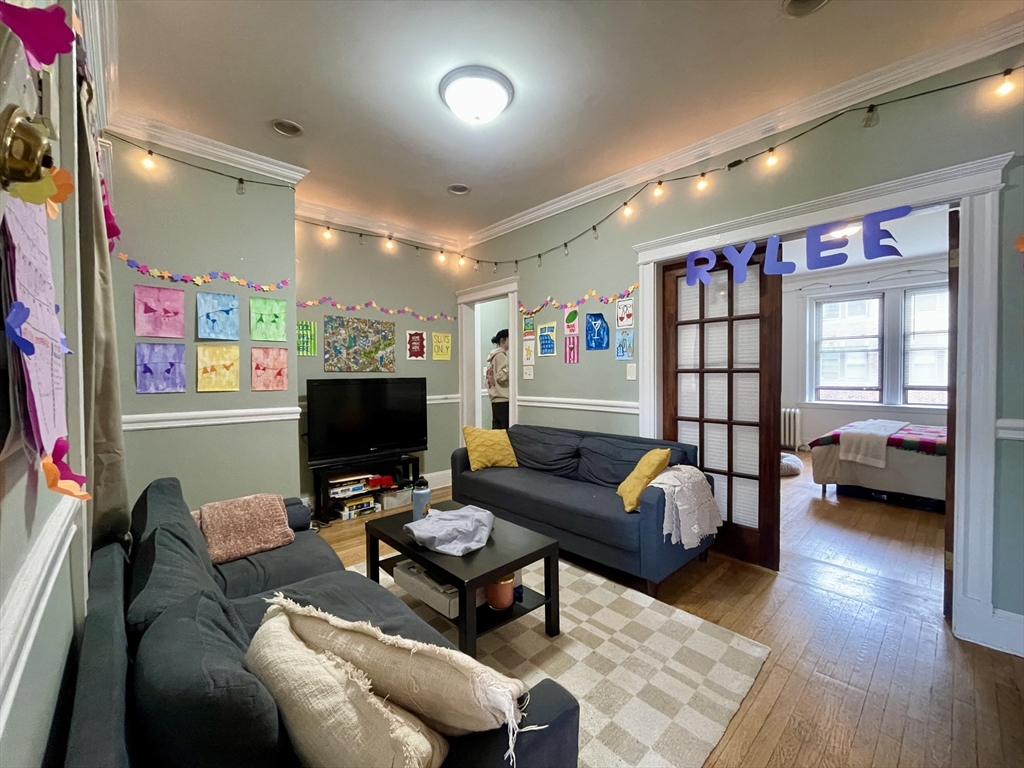 4 bed, 1 bath apartment for rent at 10 Greenway Ct Unit 3, Coolidge Corner — photo 2 of 8