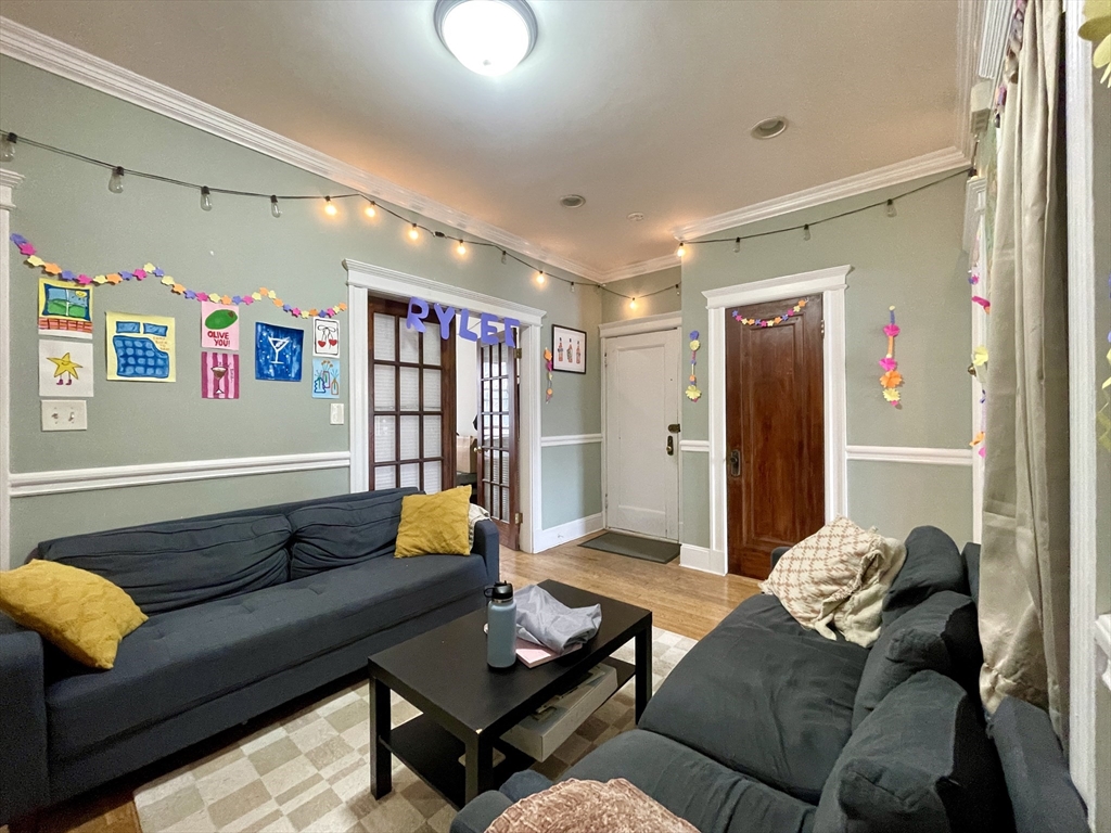 4 bed, 1 bath apartment for rent at 10 Greenway Ct Unit 3, Coolidge Corner — photo 3 of 8