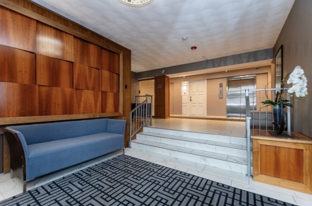2 bed, 1 bath apartment for rent at 10 Hammond Pond Pkwy Unit 305, Chestnut Hill — photo 3 of 13