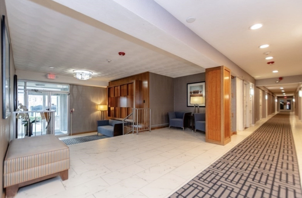 2 bed, 1 bath apartment for rent at 10 Hammond Pond Pkwy Unit 305, Chestnut Hill — photo 4 of 13