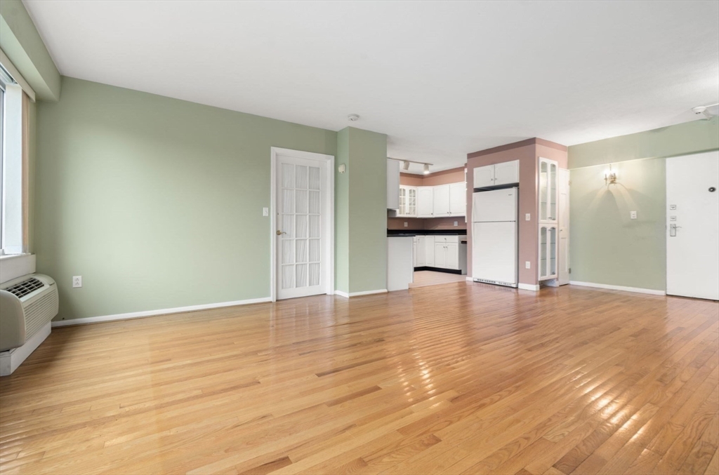 2 bed, 1 bath apartment for rent at 10 Hammond Pond Pkwy Unit 305, Chestnut Hill — photo 6 of 13