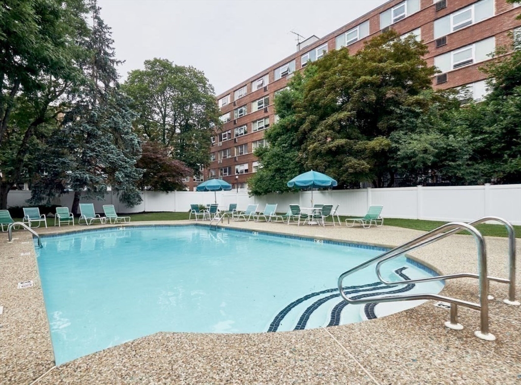 2 bed, 1 bath apartment for rent at 10 Hammond Pond Pkwy Unit 305, Chestnut Hill — photo 10 of 13