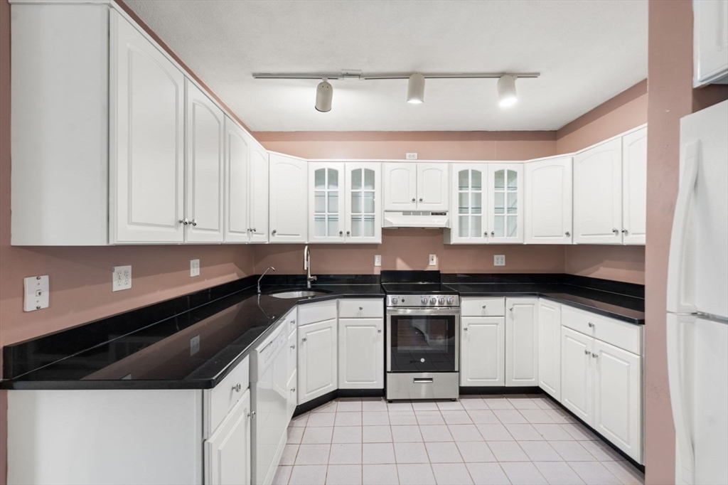 2 bed, 1 bath apartment for rent at 10 Hammond Pond Pkwy Unit 305, Chestnut Hill — photo 7 of 13