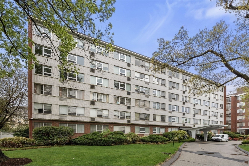2 bed, 1 bath apartment for rent at 10 Hammond Pond Pkwy Unit 305, Chestnut Hill — photo 2 of 13