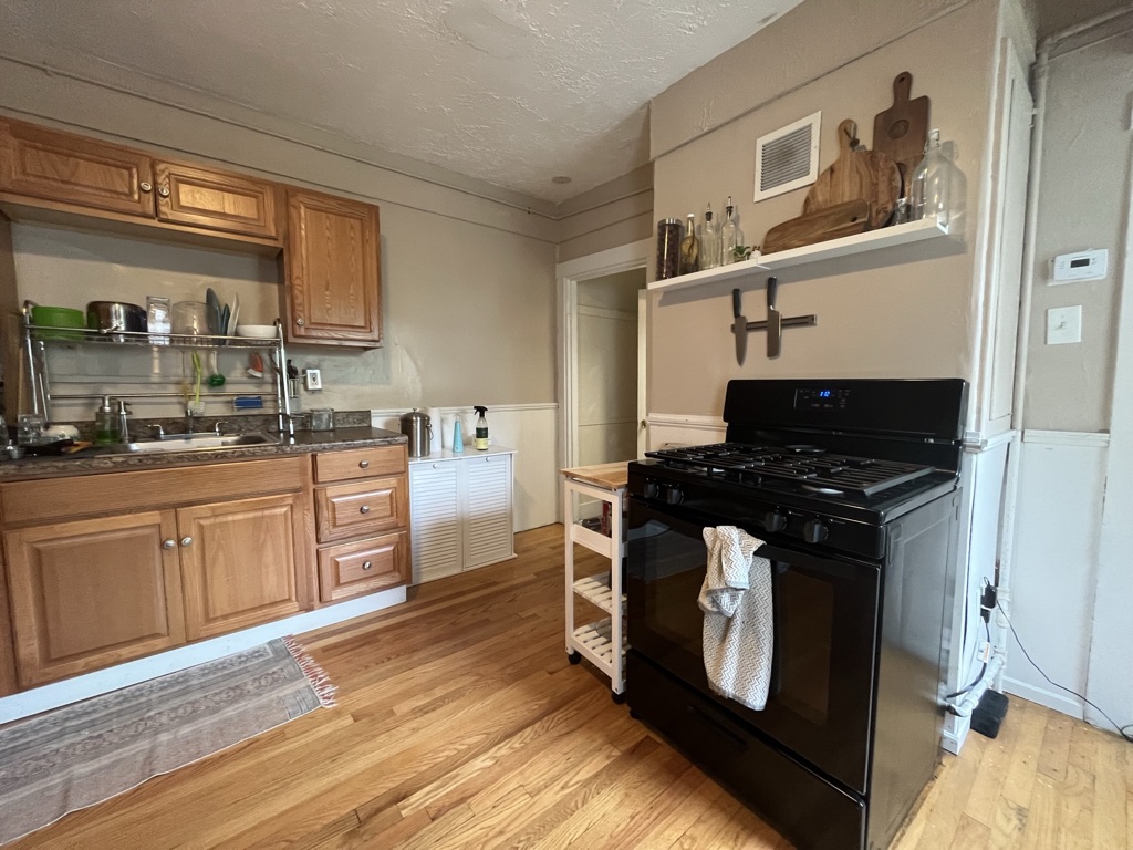 3.5 bed, 1.5 bath apartment for rent at 10 Homer Sq Unit 2, Prospect Hill — photo 8 of 36