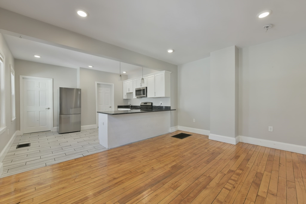 2 bed, 1 bath apartment for rent at 10 Howell Ct Unit 1, Chelsea — photo 4 of 12