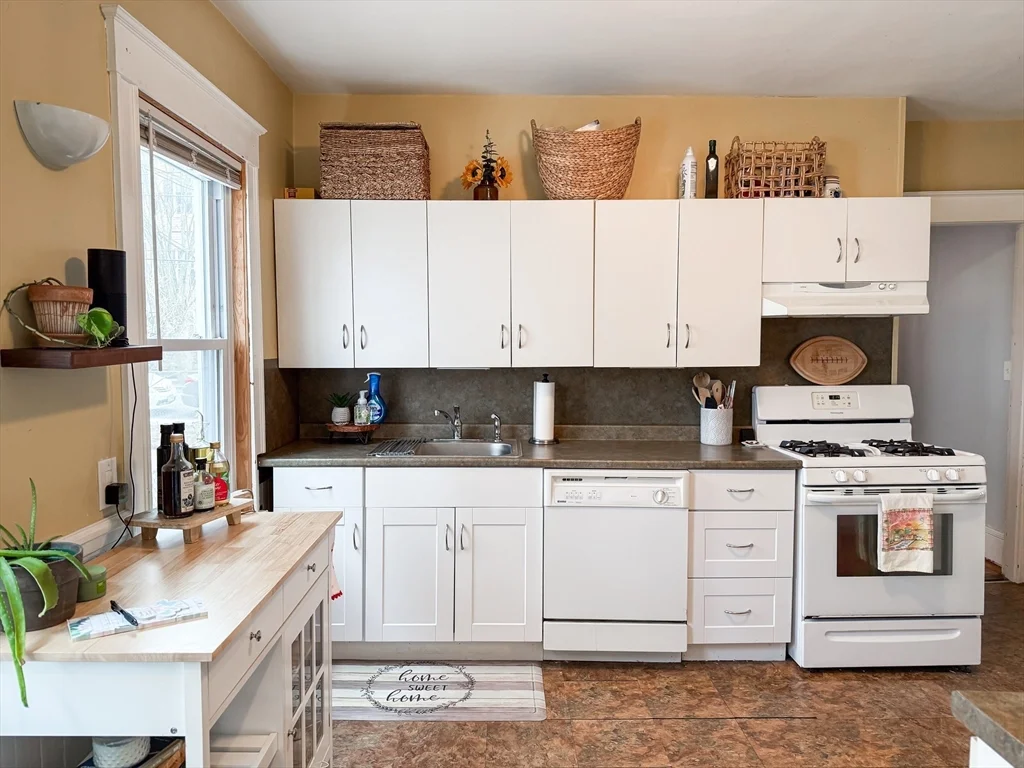 2 bed, 1 bath apartment for rent at 10 Hunnewell Ave Unit 10, Brighton — photo 5 of 23