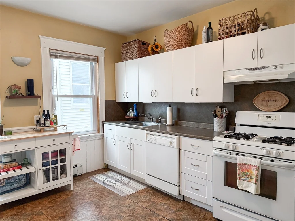 2 bed, 1 bath apartment for rent at 10 Hunnewell Ave Unit 10, Brighton — photo 2 of 23