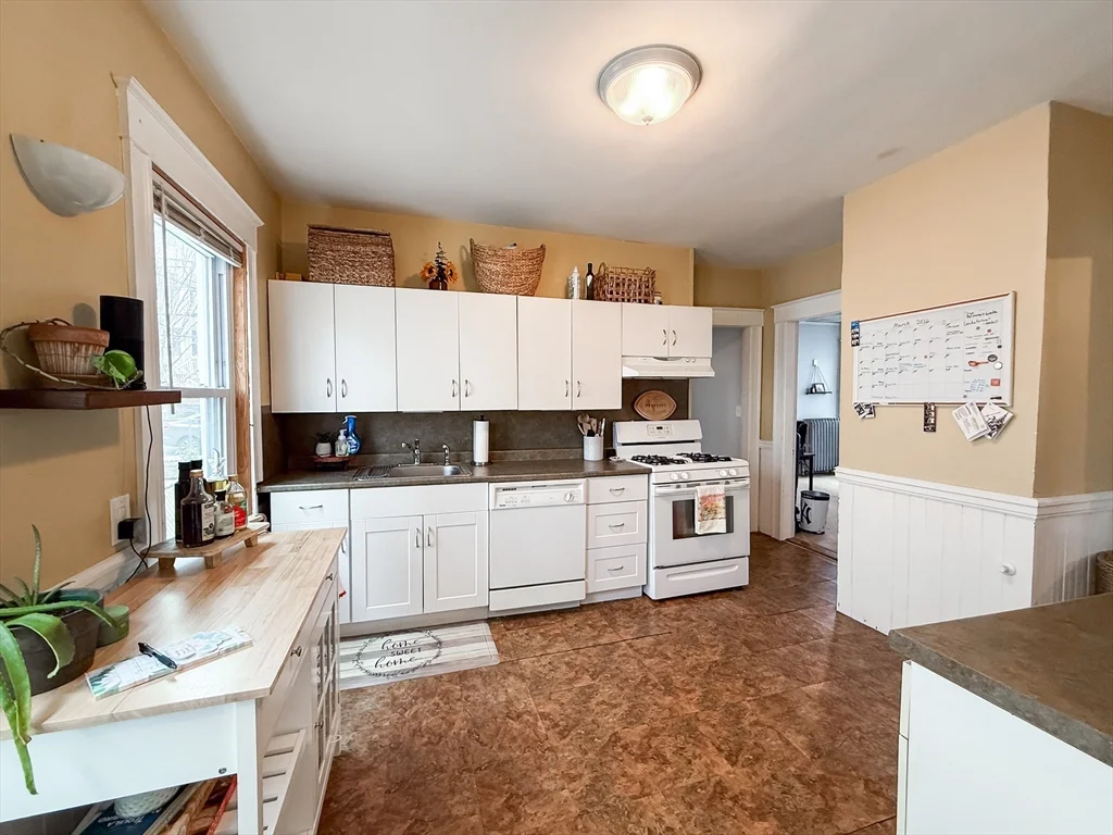 2 bed, 1 bath apartment for rent at 10 Hunnewell Ave Unit 10, Brighton — photo 3 of 23