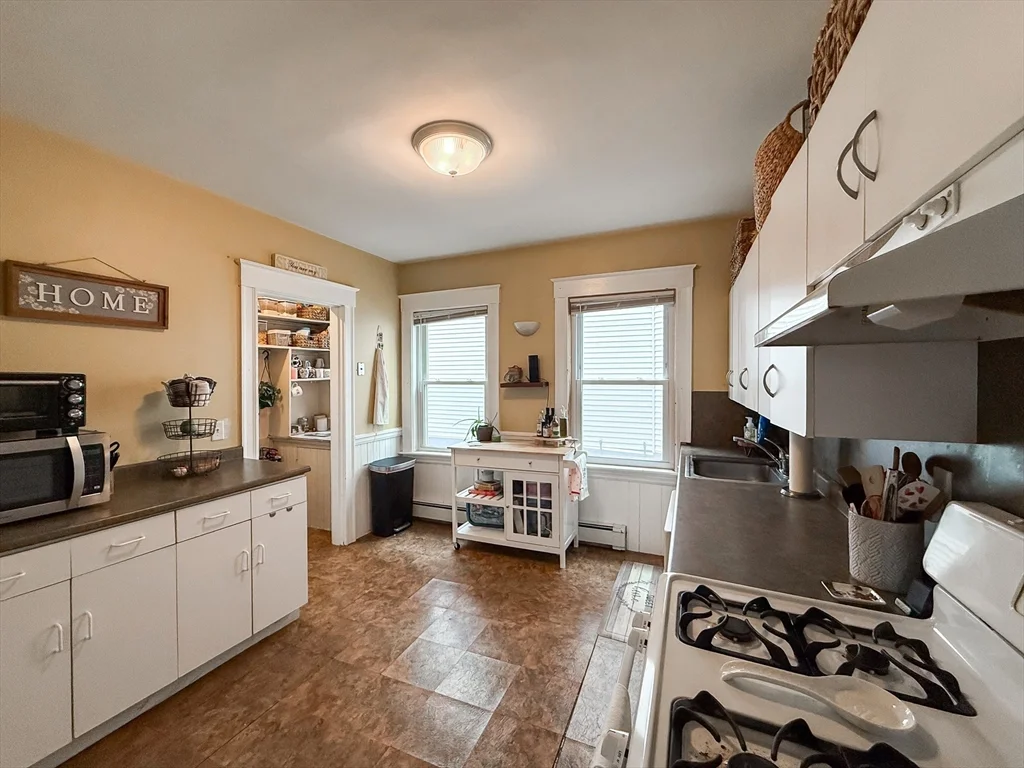 2 bed, 1 bath apartment for rent at 10 Hunnewell Ave Unit 10, Brighton — photo 4 of 23