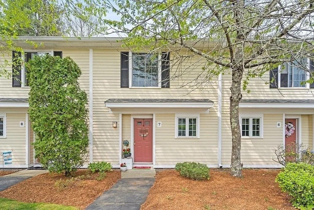 2 bed, 1 bath apartment for rent at 10 Janet Rd Unit 7, Easton — photo 1 of 19