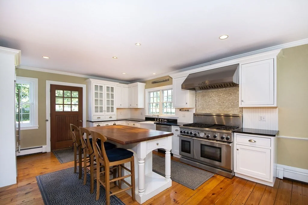 5 bed, 2 bath apartment for rent at 10 Joy Pl, Cohasset — photo 3 of 29