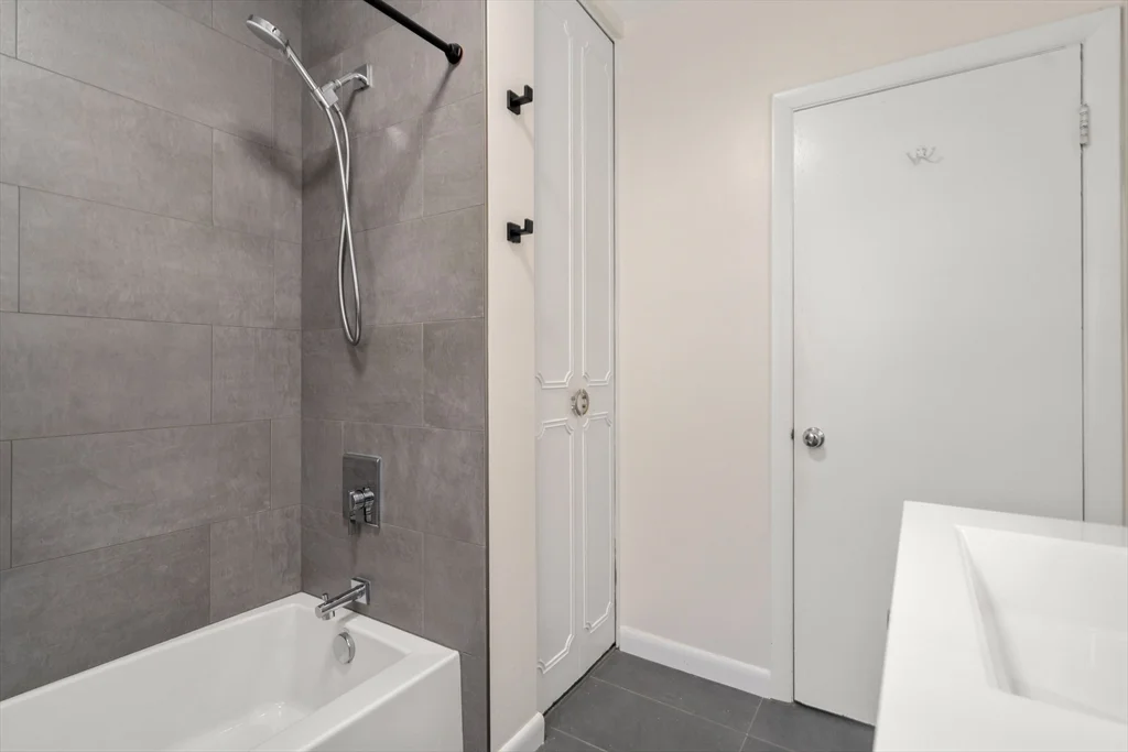 2 bed, 1 bath apartment for rent at 10 Lake Shore Ct Unit 3, Brighton — photo 13 of 15