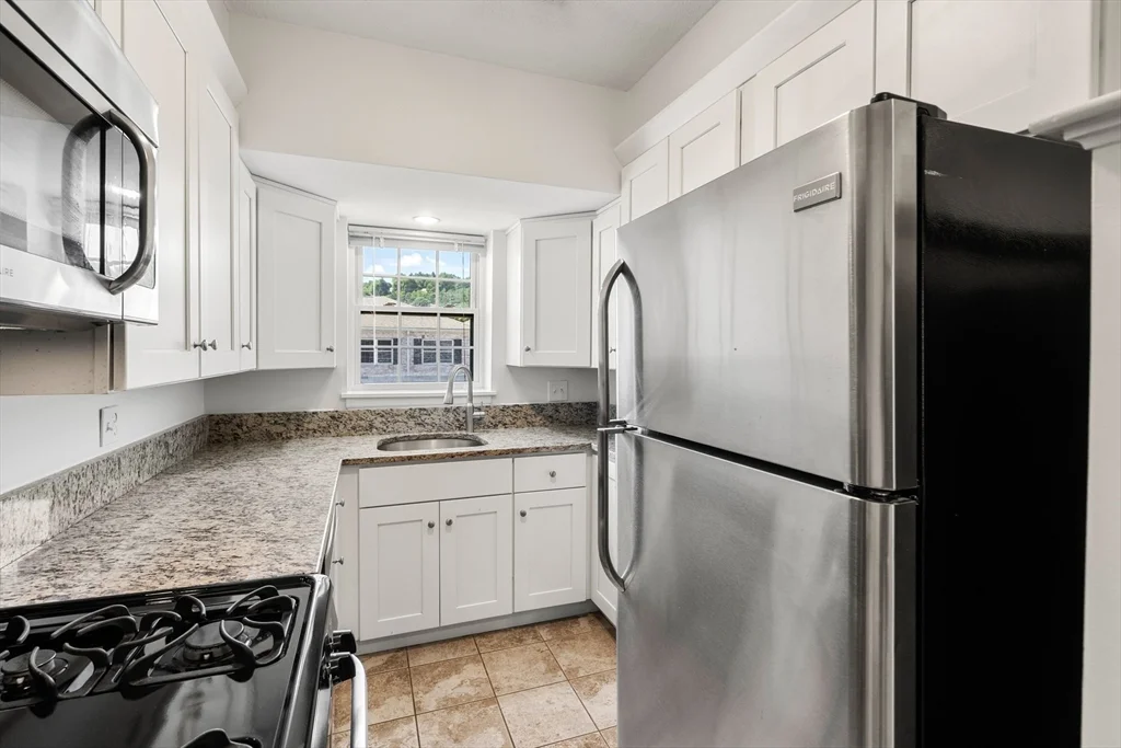 2 bed, 1 bath apartment for rent at 10 Lake Shore Ct Unit 3, Brighton — photo 4 of 15