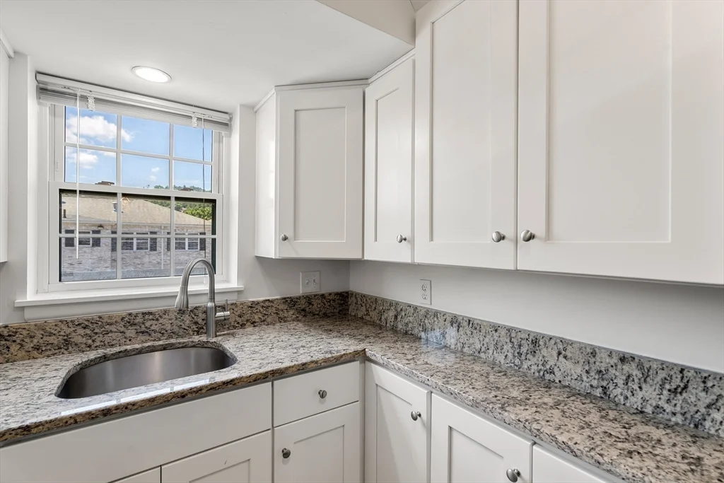 2 bed, 1 bath apartment for rent at 10 Lake Shore Ct Unit 3, Brighton — photo 5 of 15