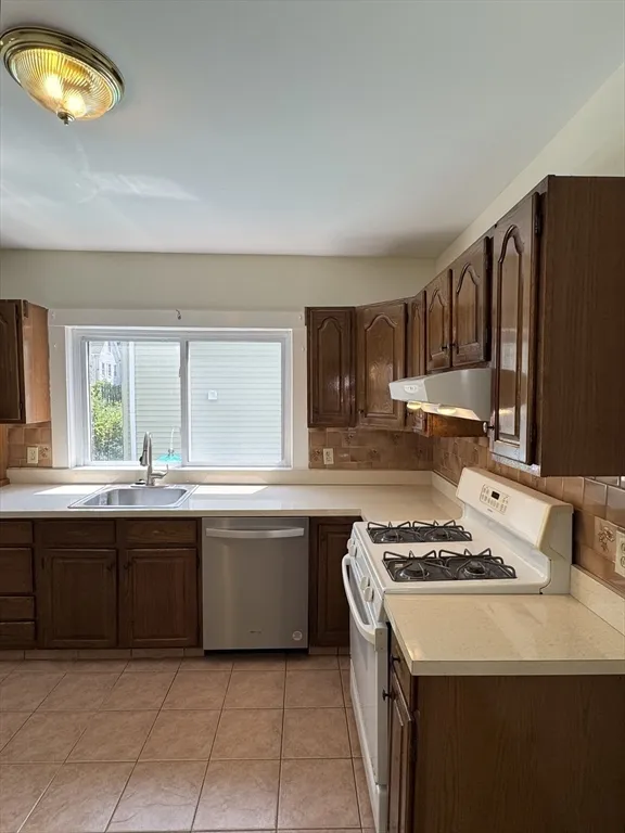 2 bed, 1 bath apartment for rent at 10 Laurel Ter Unit 1, Ward Two — photo 10 of 21