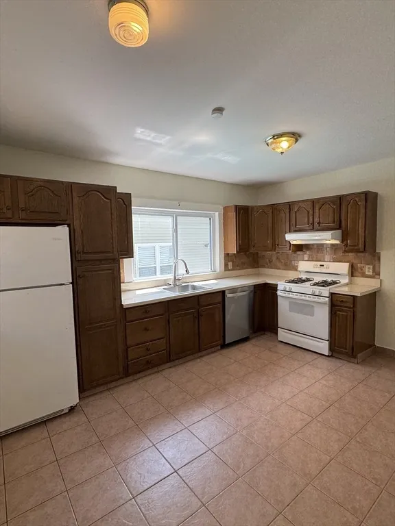 2 bed, 1 bath apartment for rent at 10 Laurel Ter Unit 1, Ward Two — photo 9 of 21