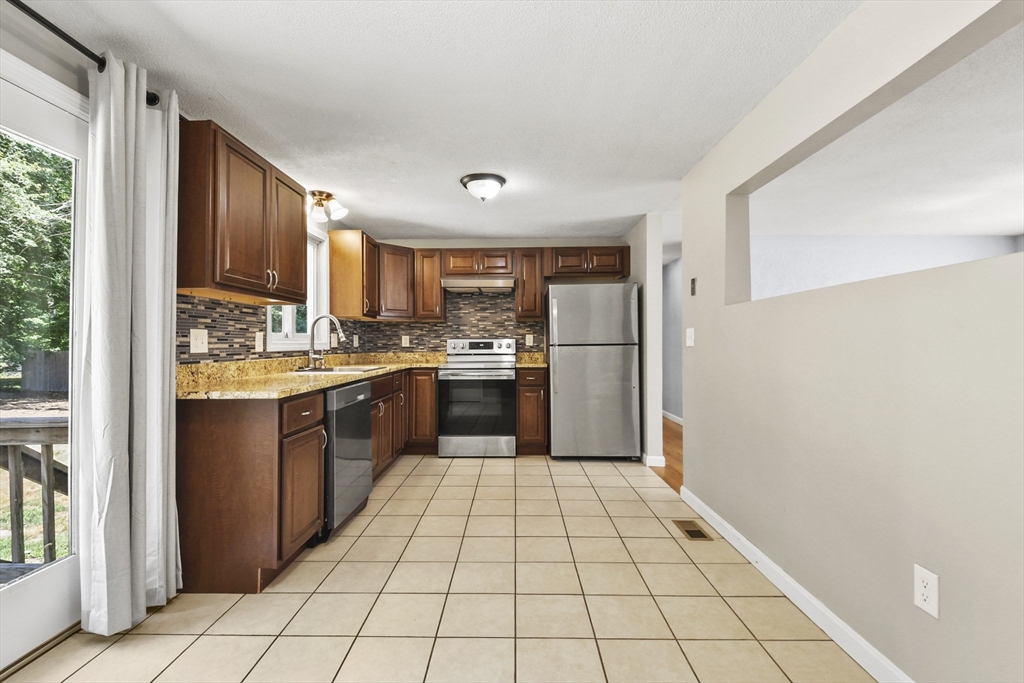 3 bed, 1 bath apartment for rent at 10 Lawndale Rd Unit 1, Mansfield — photo 8 of 33